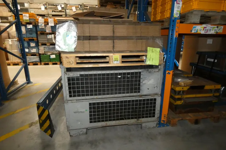 Konvolut Faltkiste SCH952 2093672, 352x281x230 außen / Faltkiste SCH952 2093672 (Deckel für V113) Umfang: Gitterbox und Palette mit Inhalt